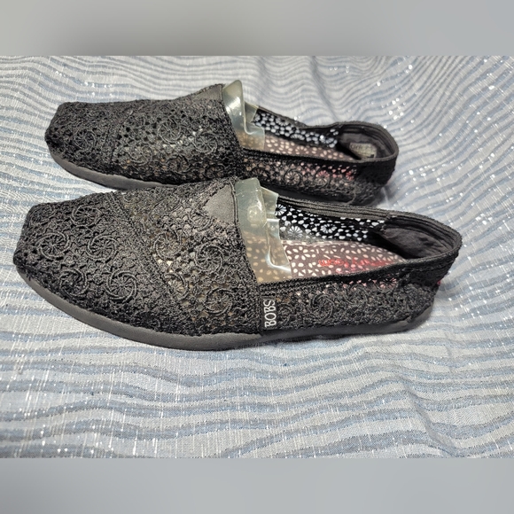 Bobs size 9 lace style embroidery designs and elastic for easy removal and wear. - Picture 2 of 9